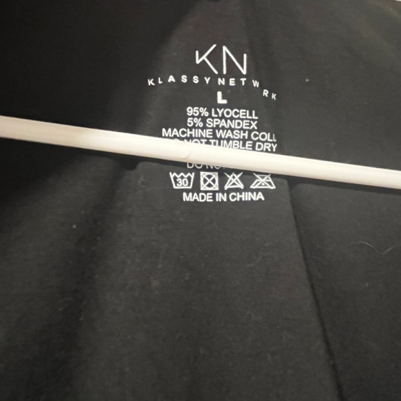 Long Sleeve Top with Built in Pads - Picture 3 of 3